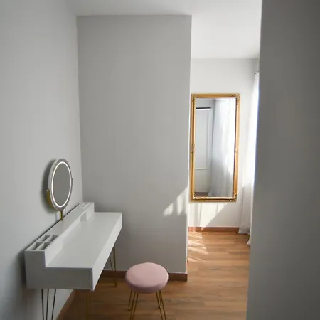 Black And White 6 Apartment *