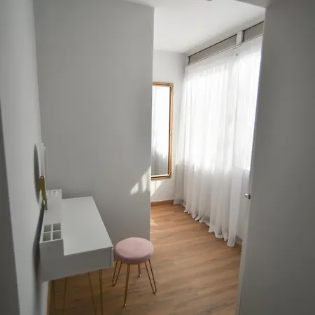 Black And White 6 Apartment *