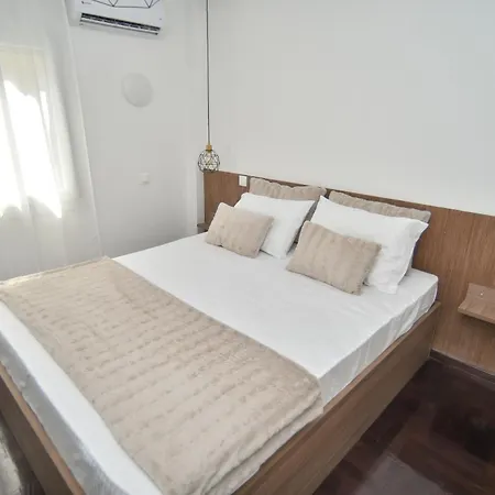 Black And White 6 Lejlighed *