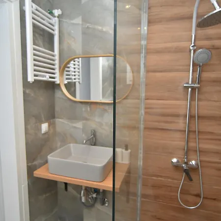 아파트 Black And White 6 테살로니키