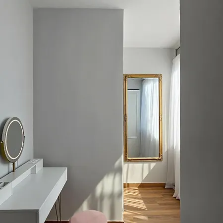 Black And White 6 سالونيك